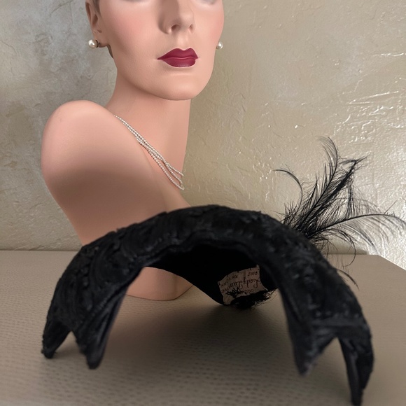 FASCINATING 1950s\' BLACK FABRIC JULIET CAP WITH UNIQUE FEATHER/CRIN TRIM main image 8